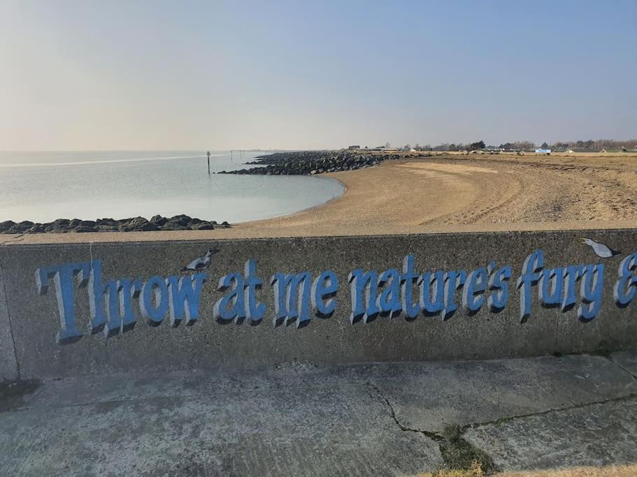 Awave From It All - Escape The City Life Jaywick Sands ภายนอก รูปภาพ