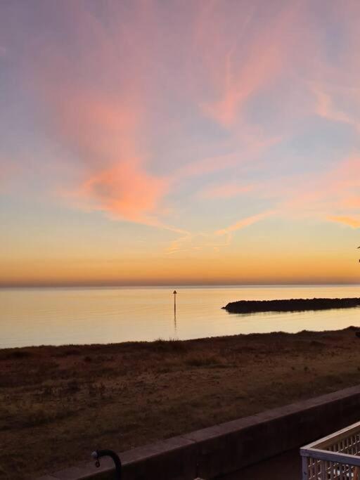 Awave From It All - Escape The City Life Jaywick Sands ภายนอก รูปภาพ